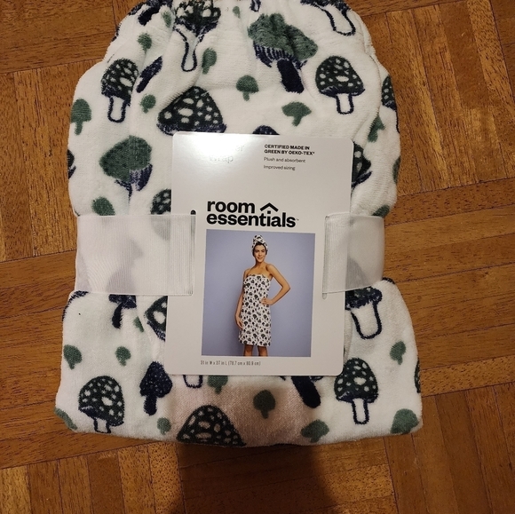Room Essentials Other - NWT Room Essentials Shower Wrap - 31in wide x 37in long